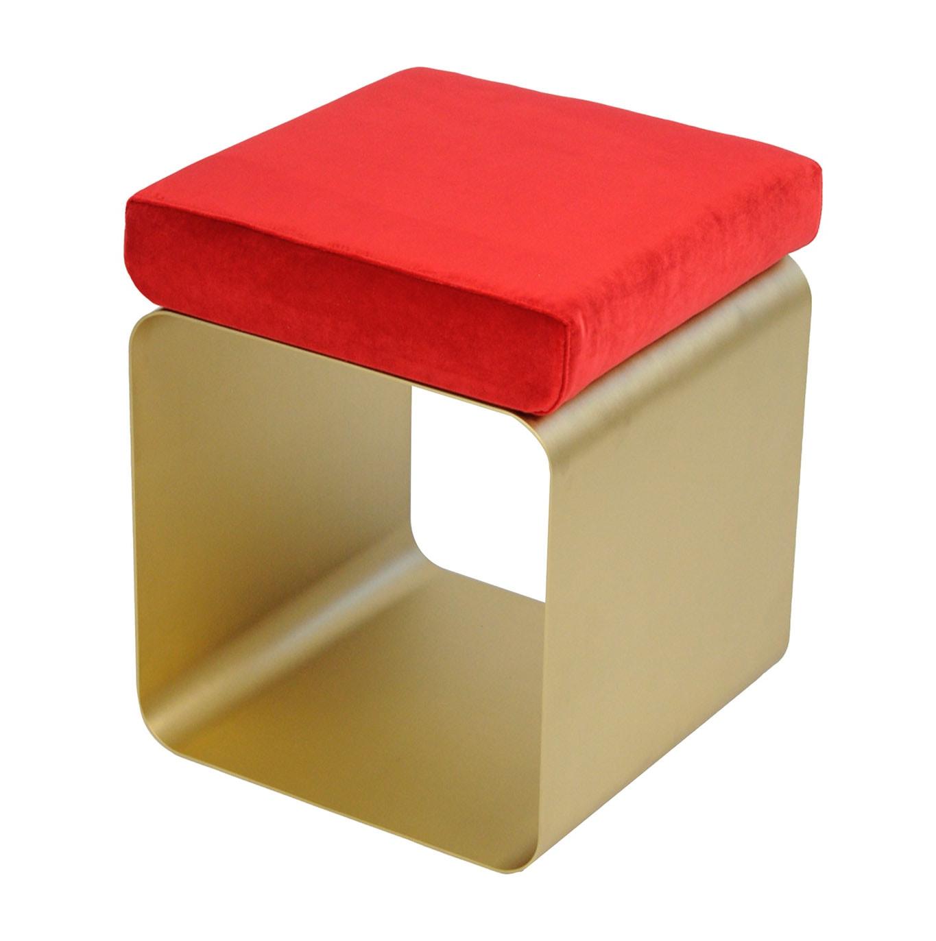 Roter Hocker mit Metallgestell