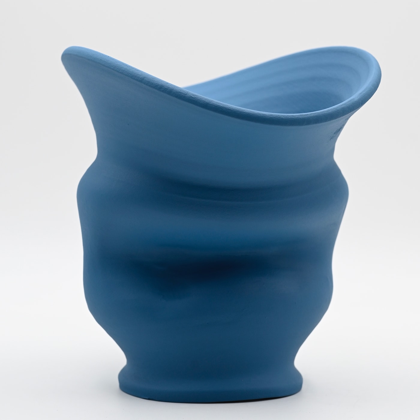 Hellblaue handgeformte Vase