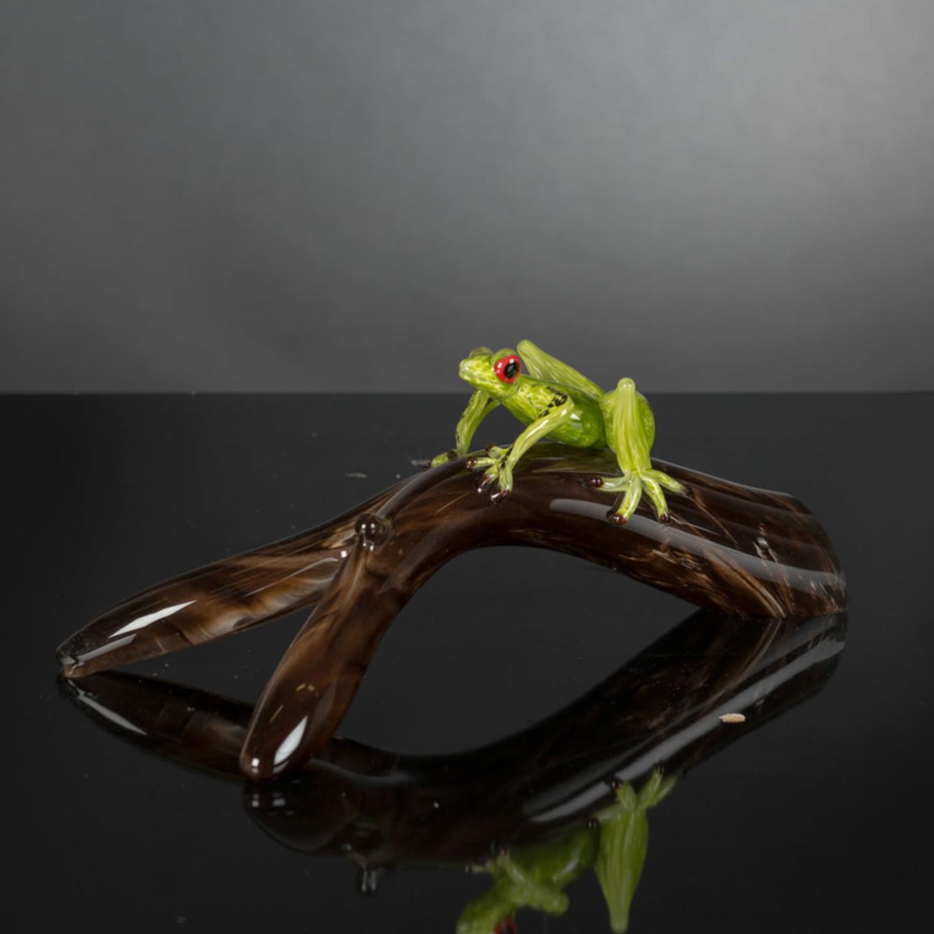 Glasfrosch auf Ast Figur