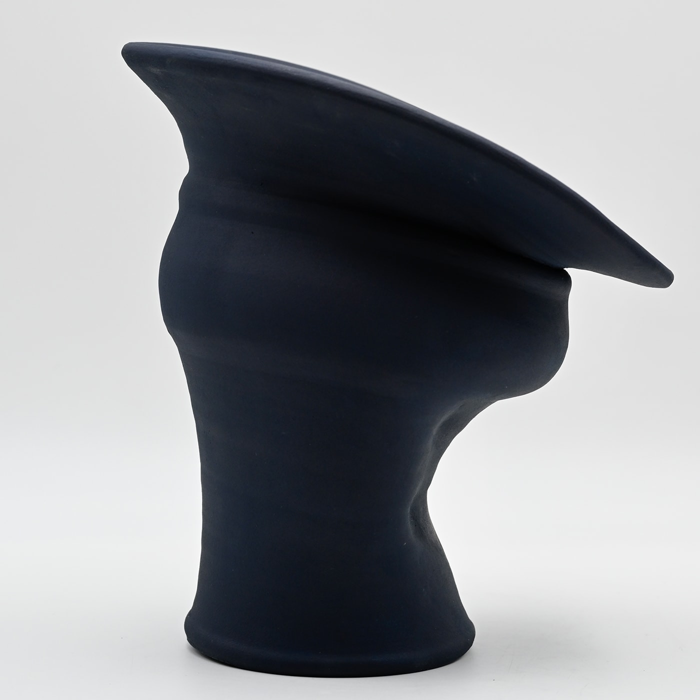 Blaue handgeformte Vase