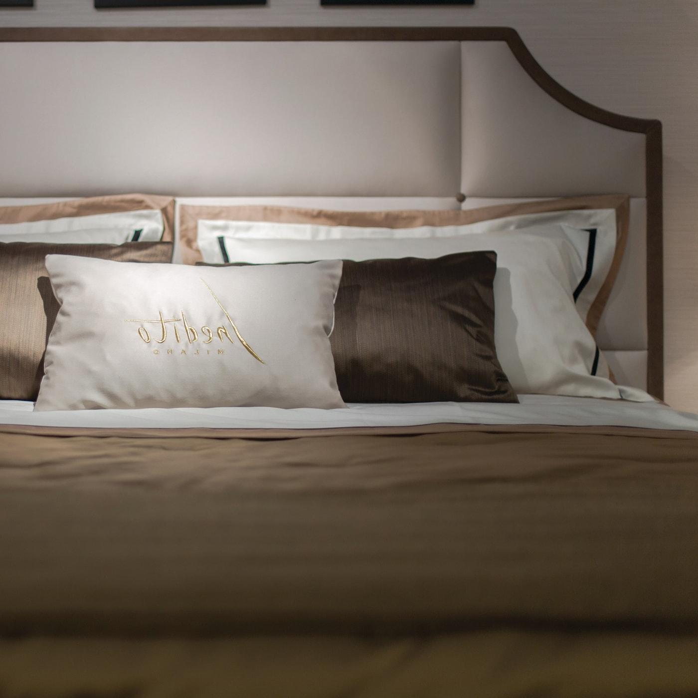 Tiffany Handgefertigtes zeitgenössisches Bett
