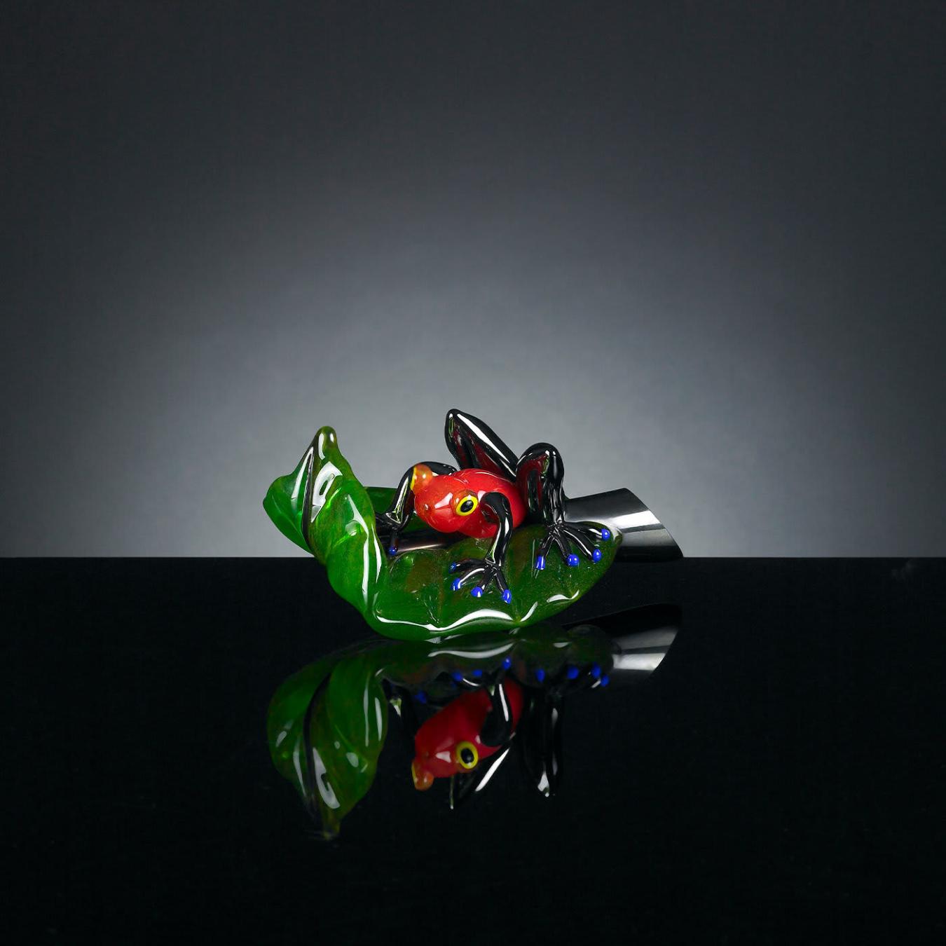 Roter Frosch auf Blatt Figur