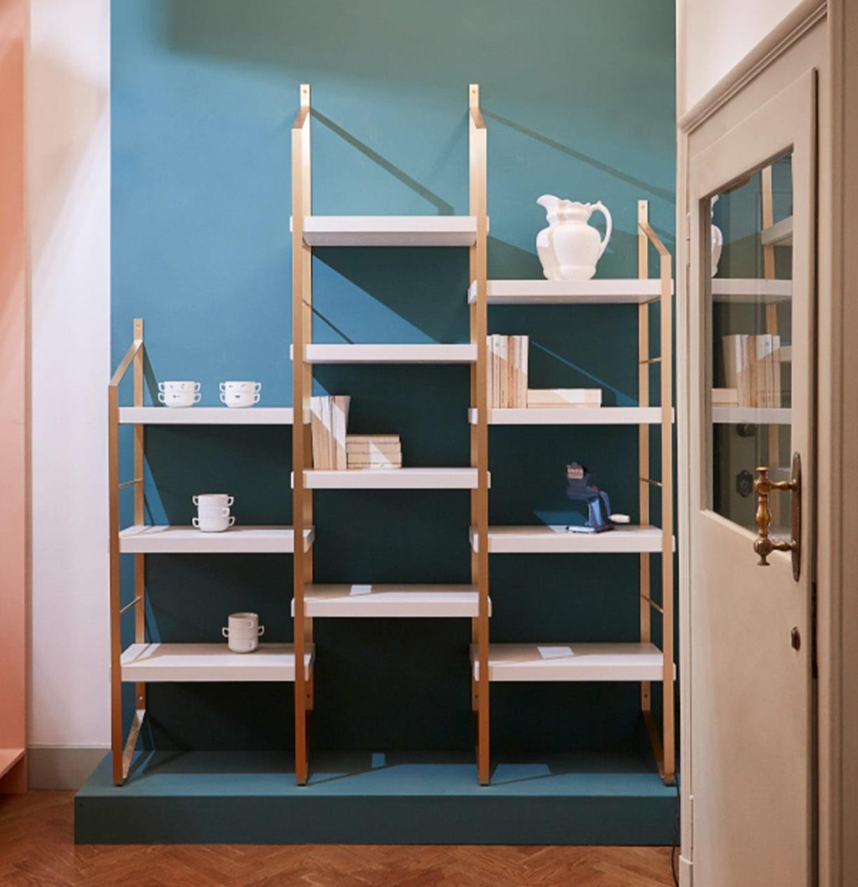 Mehrstöckiges Holz-Bücherregal