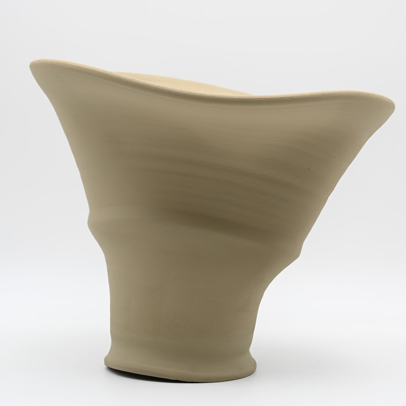 Beige handgeformte Vase