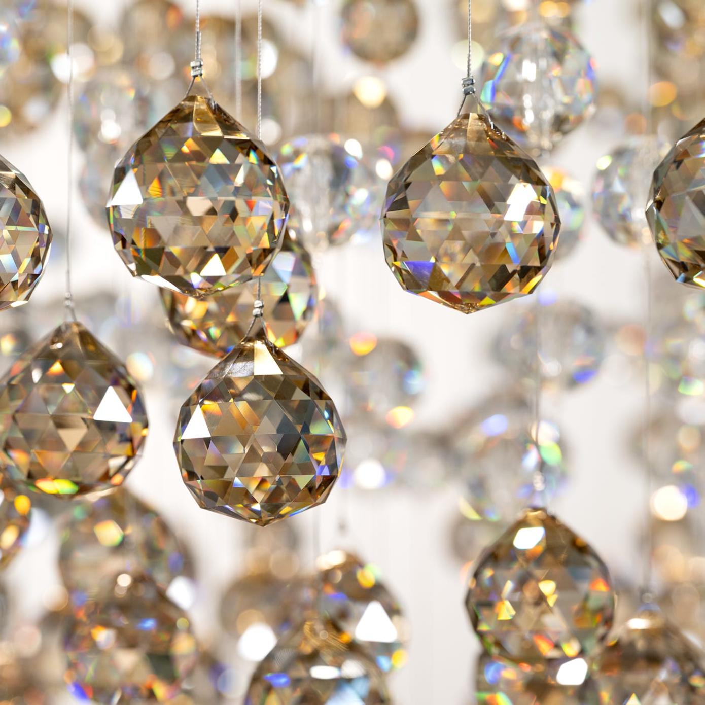 Eleganter Kronleuchter in Blassgold mit Kristallkugeln
