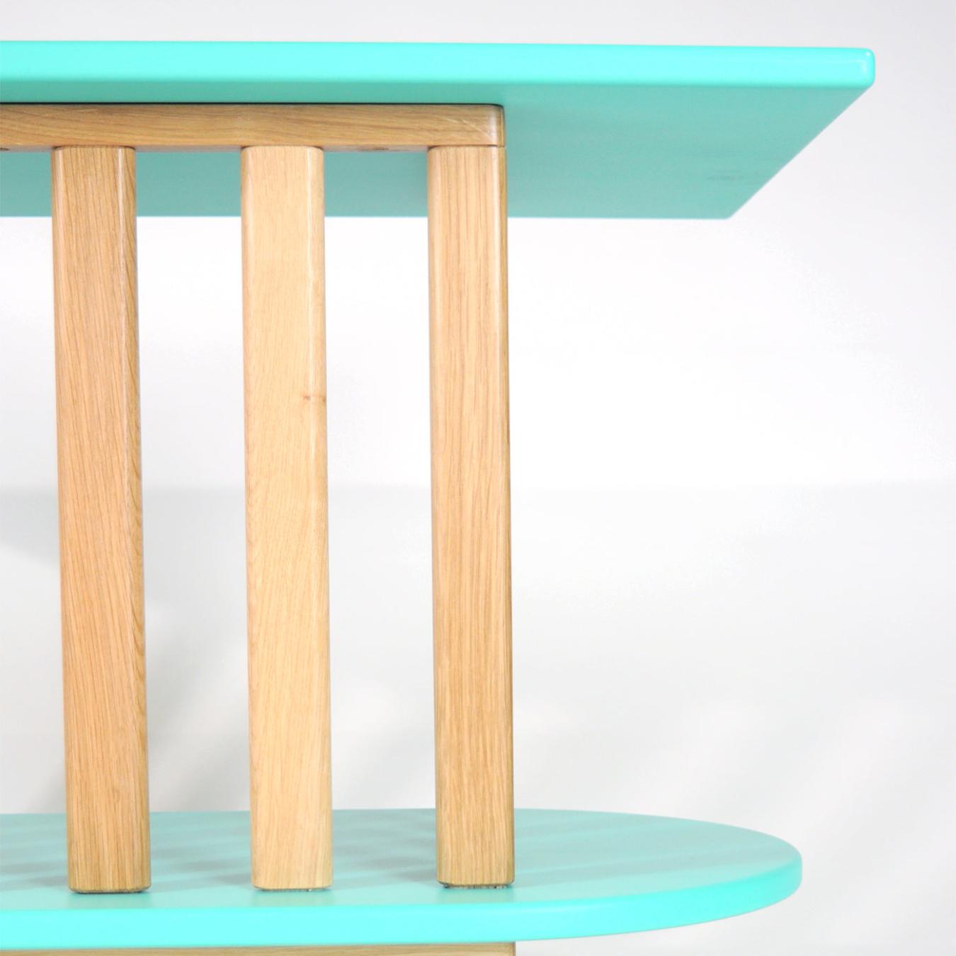 Grünes zweistöckiges Bücherregal