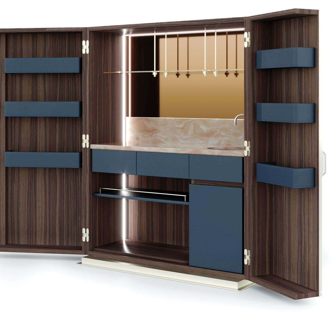 Page Handgefertigter Barschrank