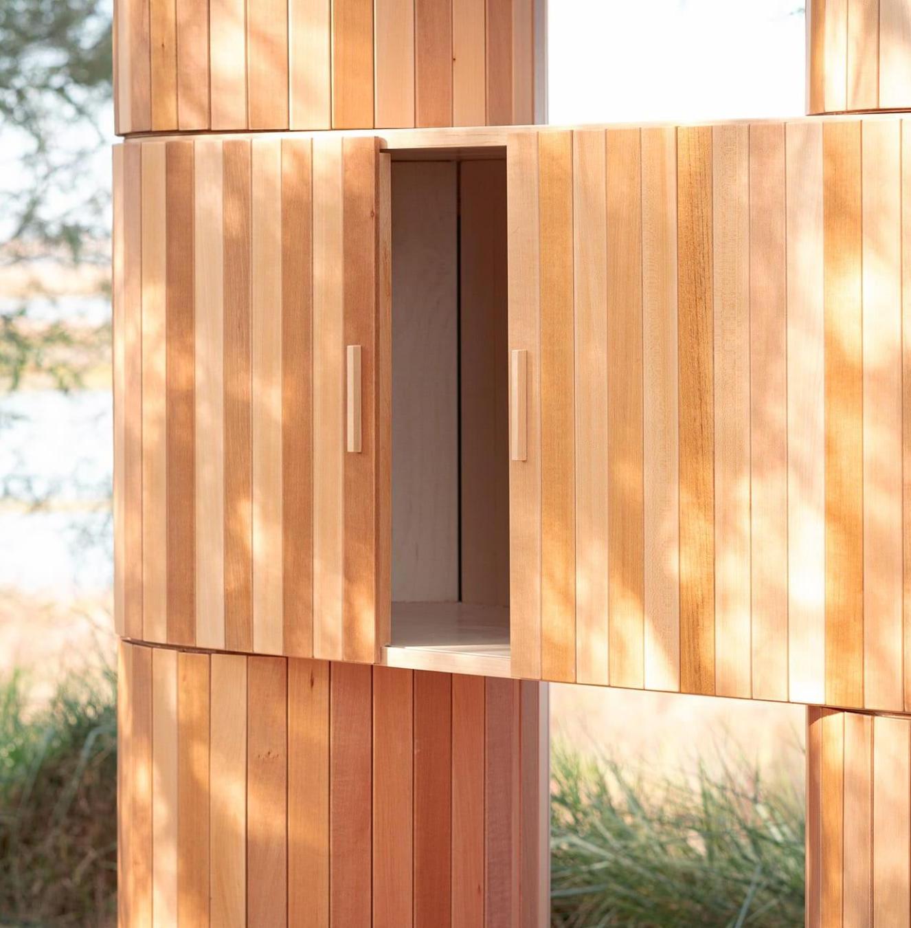 Naturholz-Schrank aus Lindenholz