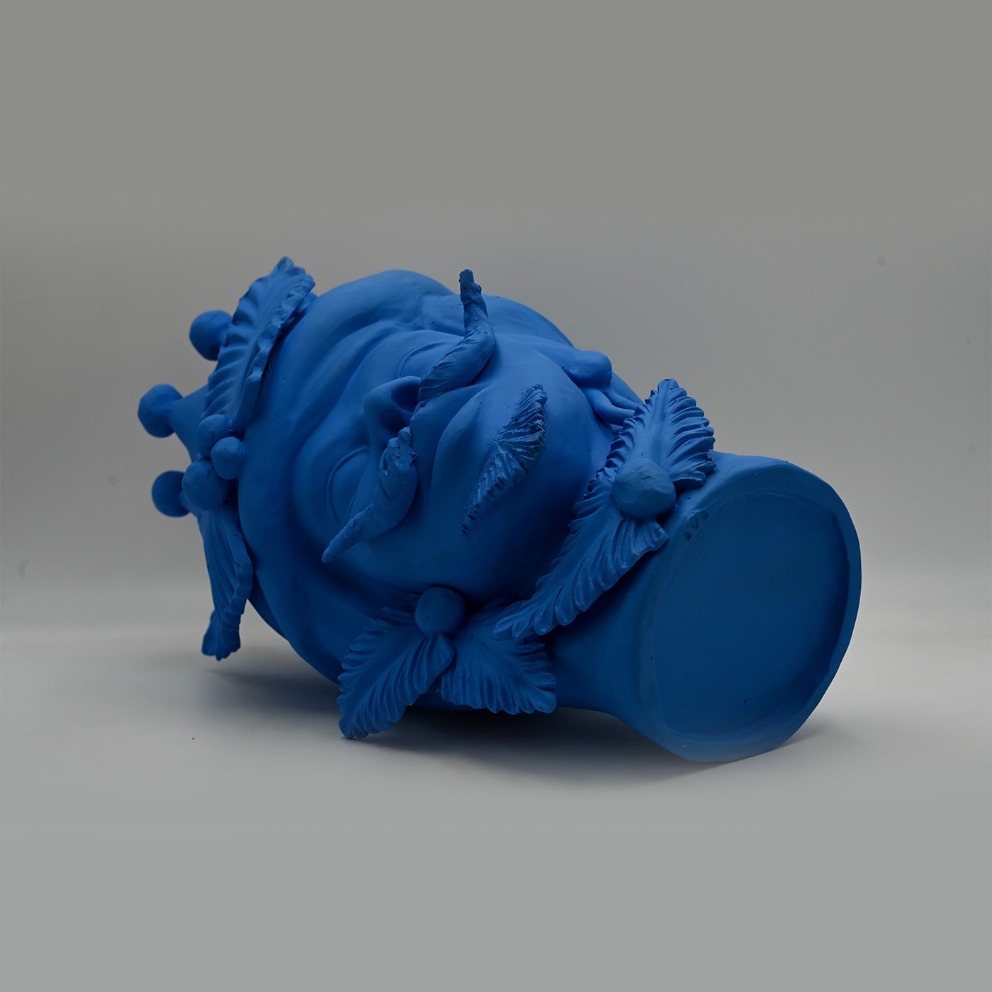 Maure‑Kopf blaue Skulptur