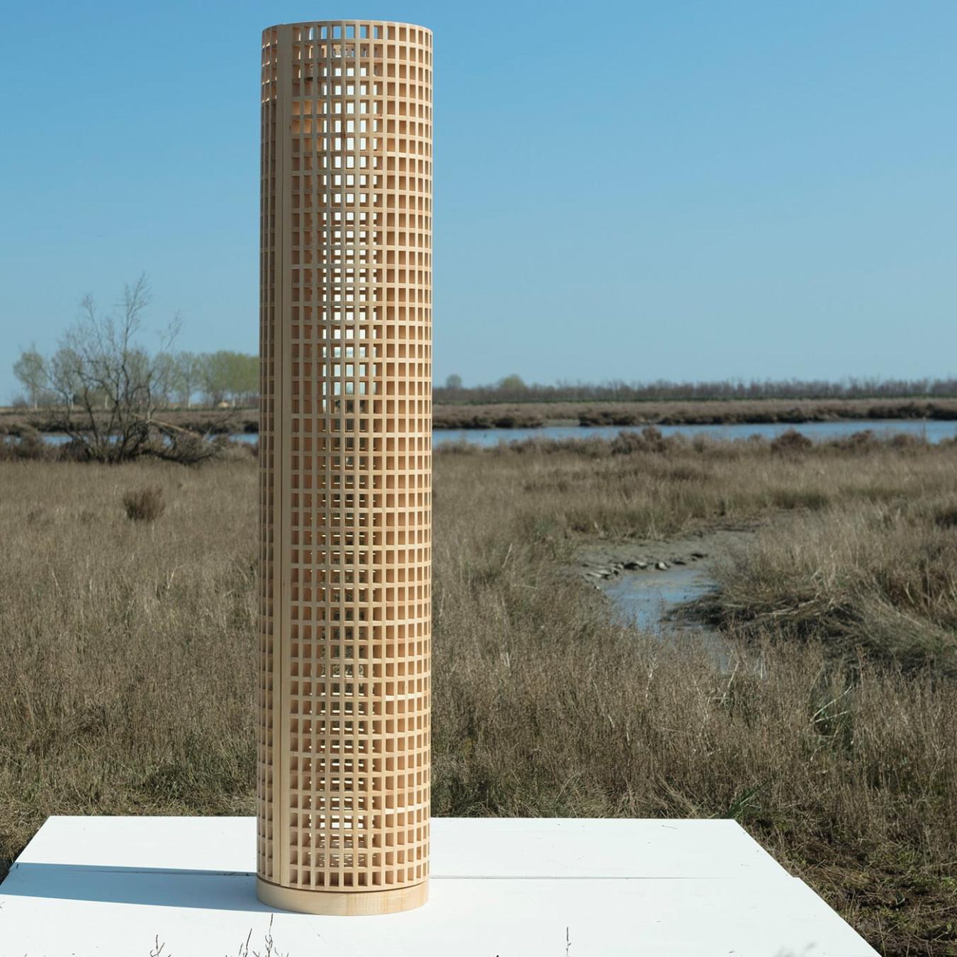 Kunsthandwerklicher Holz-Standspiegel