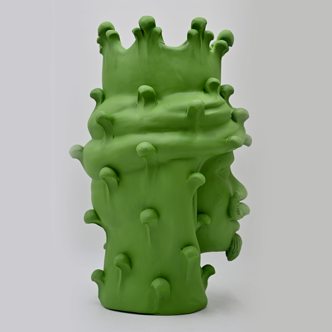 Maure‑Kopf matt grüne Skulptur