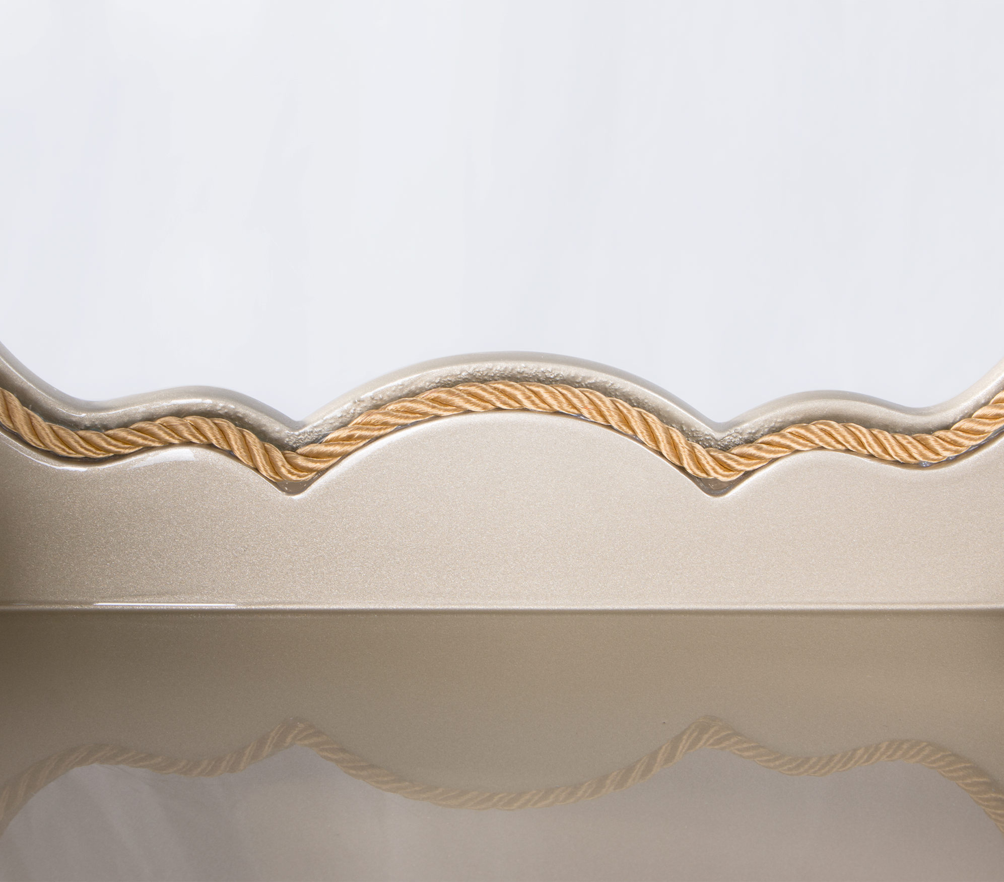 Empire Schlanker Cremefarbener Vitrinen‑Schrank