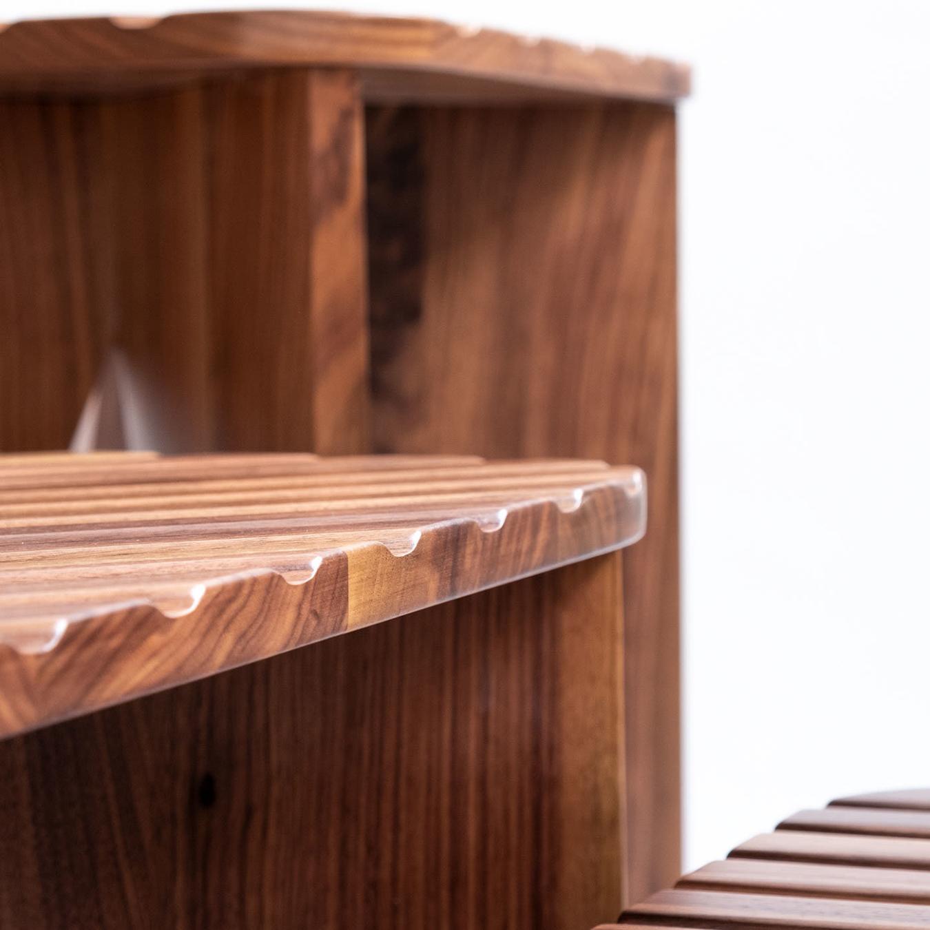 Kleiner niedriger Holztisch