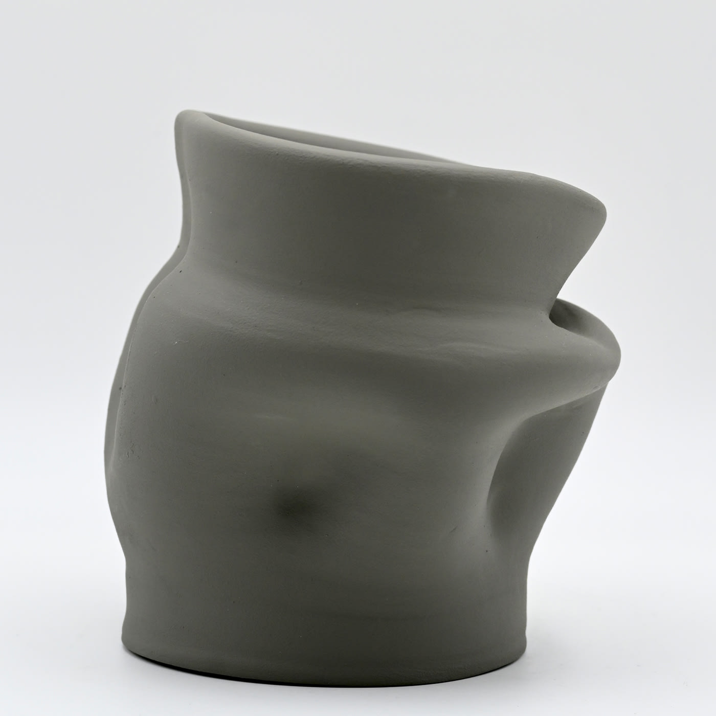 Graue handgeformte Vase