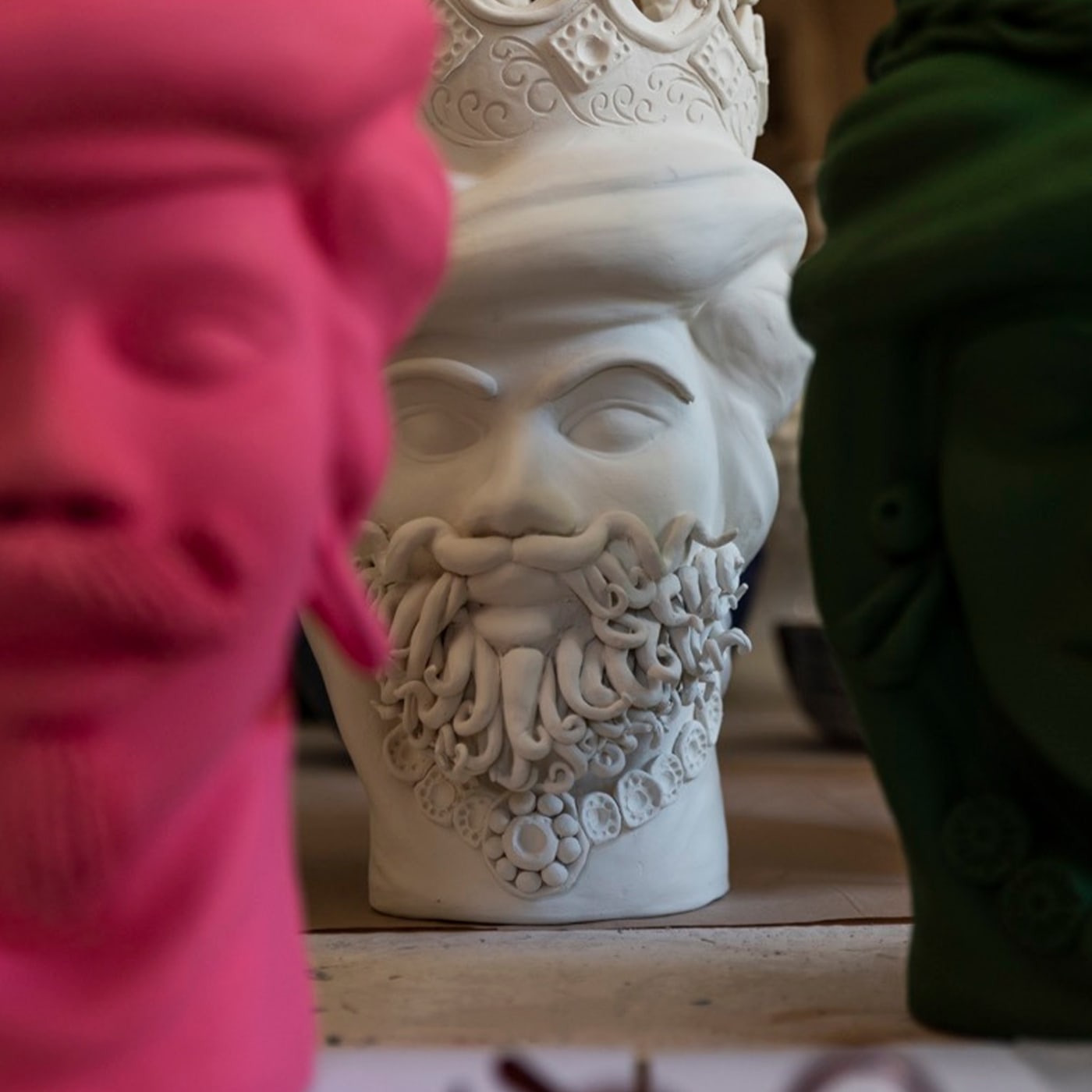 Maure‑Kopf graue Skulptur