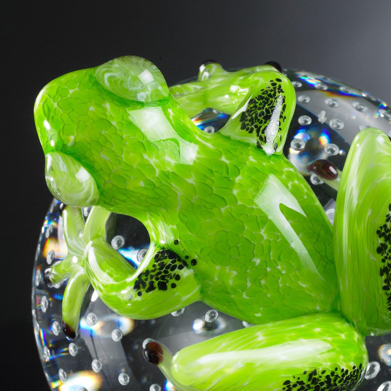 Frosch auf Kugel Grüne Figur