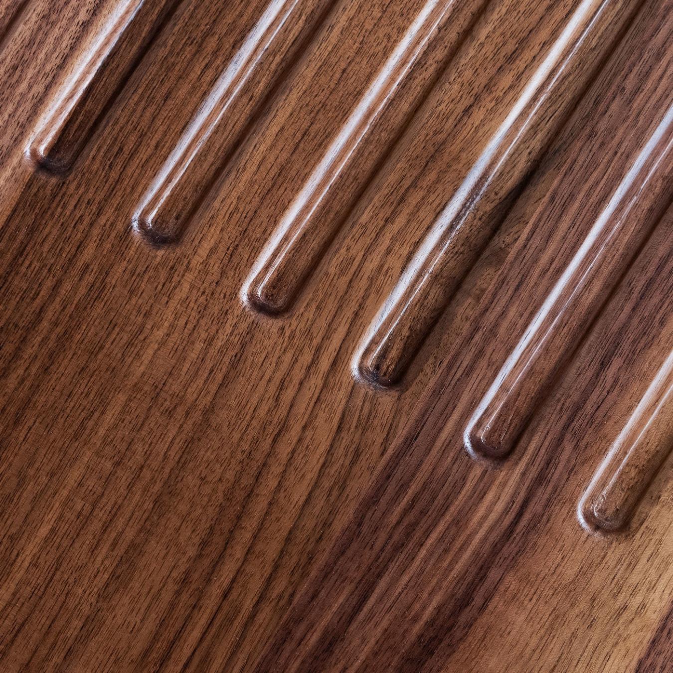 Mittelgroßer niedriger Holztisch