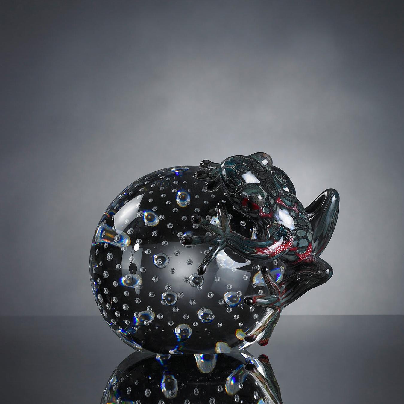 Frosch auf Kugel Figur