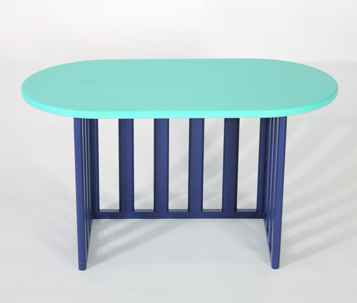 Blauer ovaler Holz-Beistelltisch