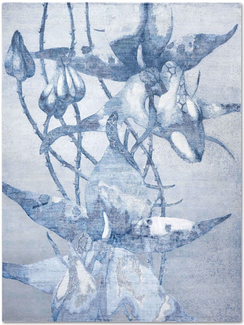 Orchid Blue auf Blau‑Grau Teppich