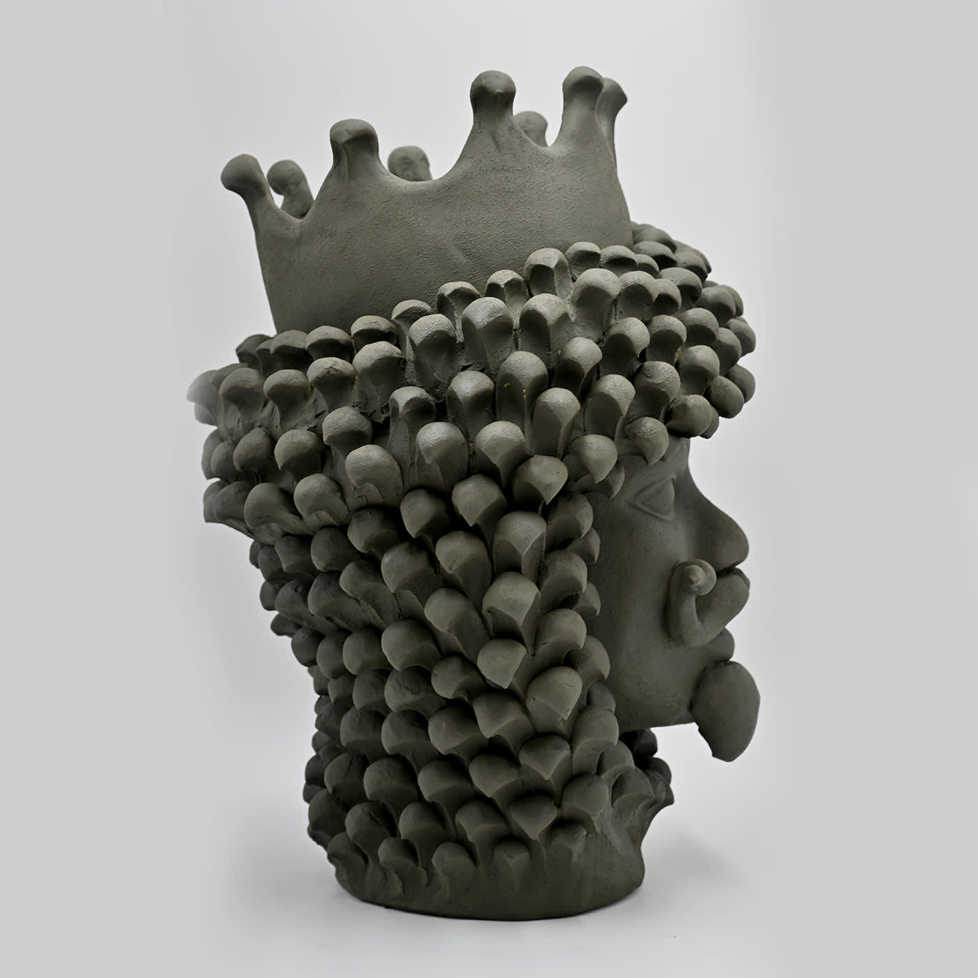 Maure‑Kopf graue Skulptur