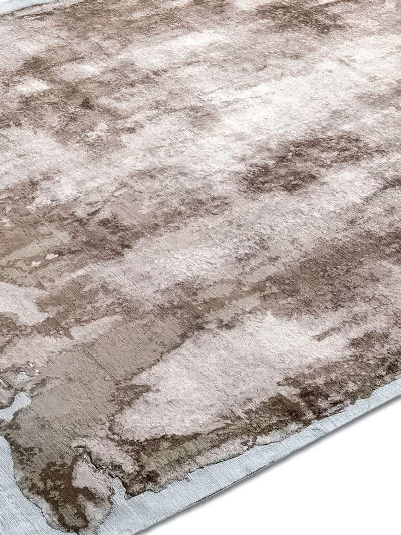 Mono Soft Brown auf Sanftem Hellblau Teppich
