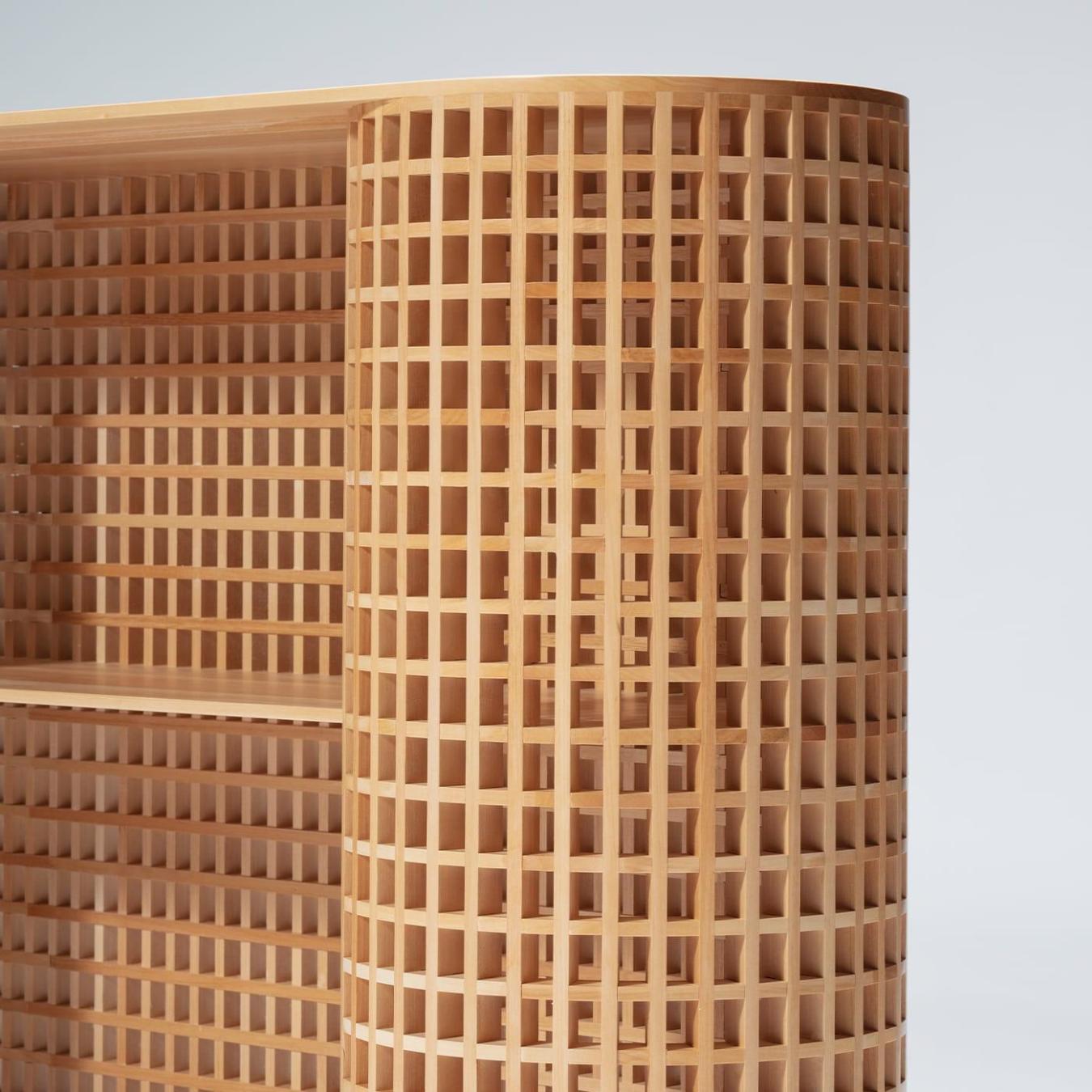 Strukturierter Holzschrank