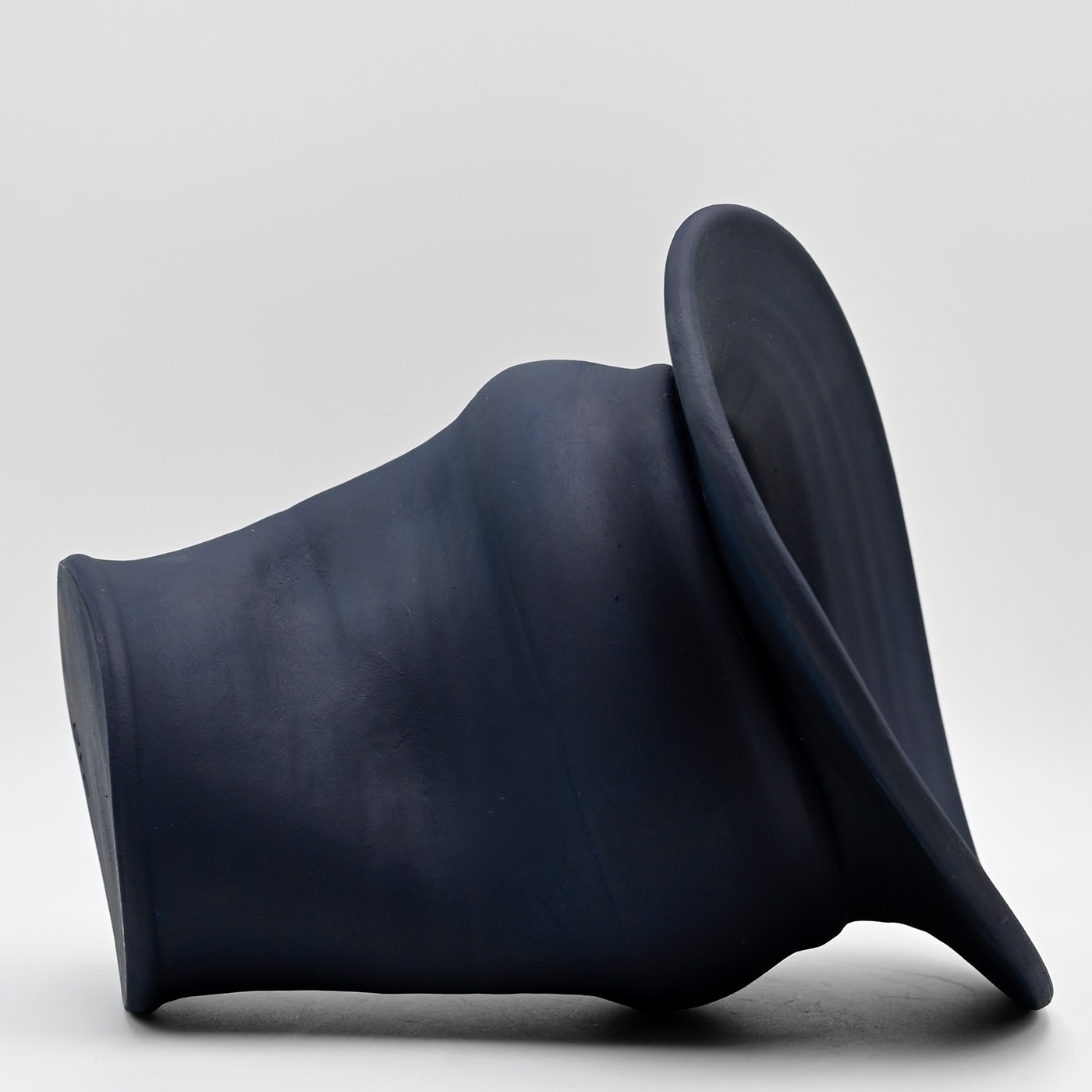 Blaue handgeformte Vase