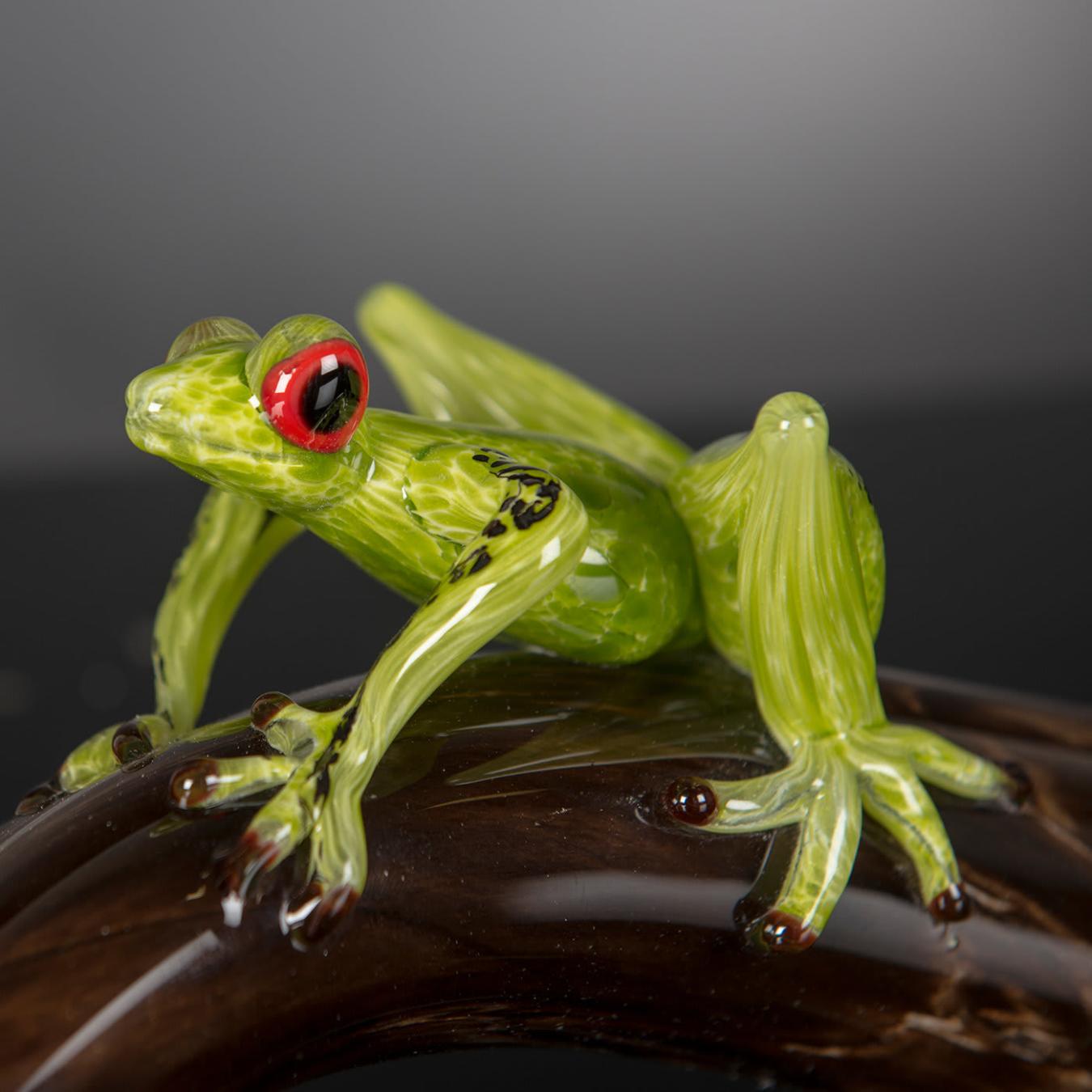 Glasfrosch auf Ast Figur