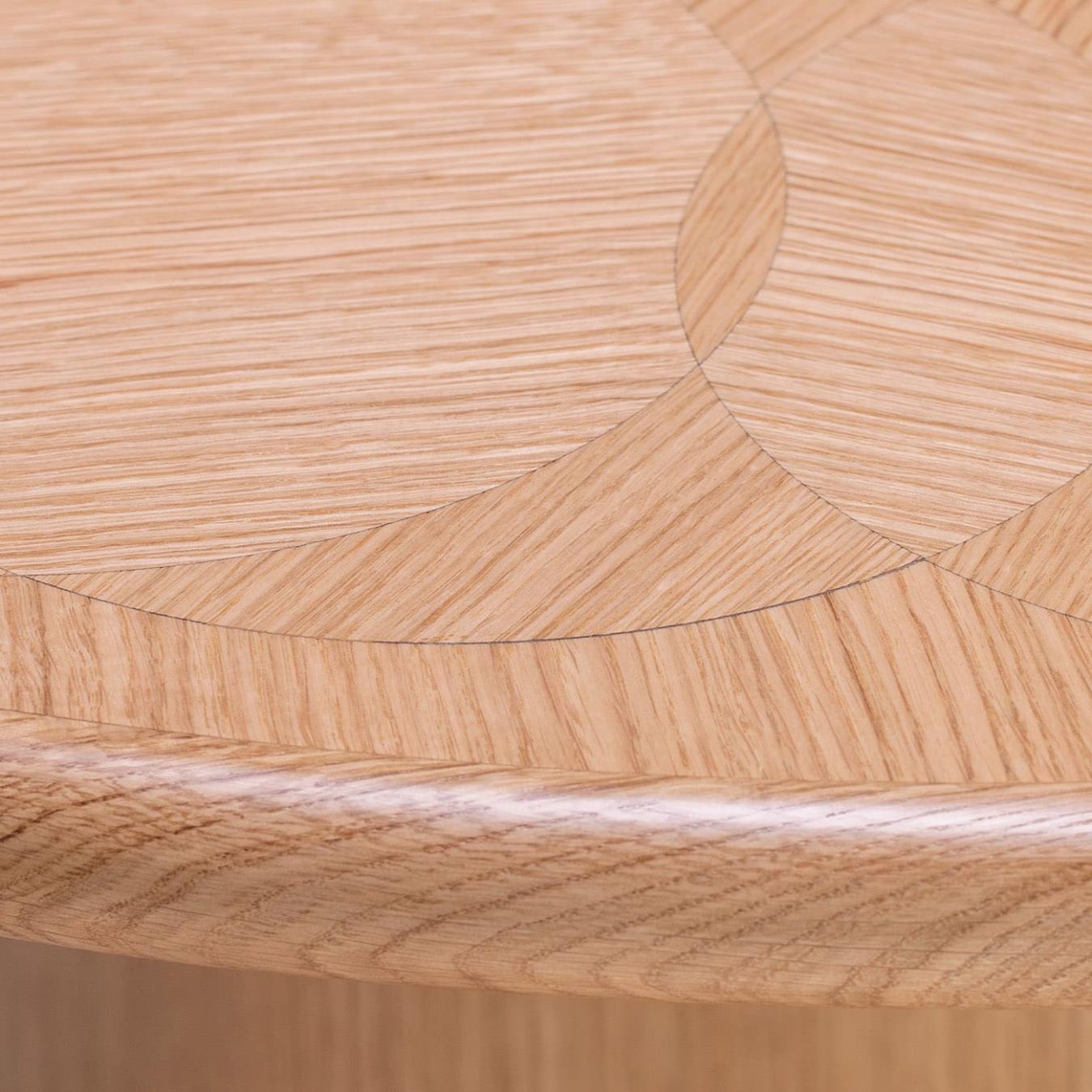 Zeitgenössischer runder Esstisch