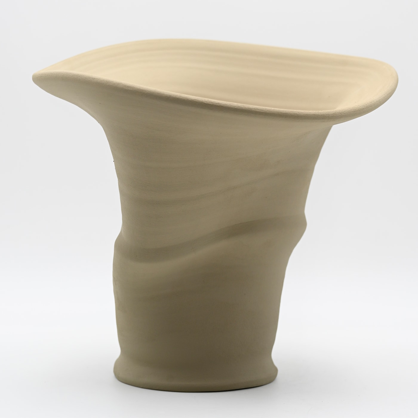 Beige handgeformte Vase