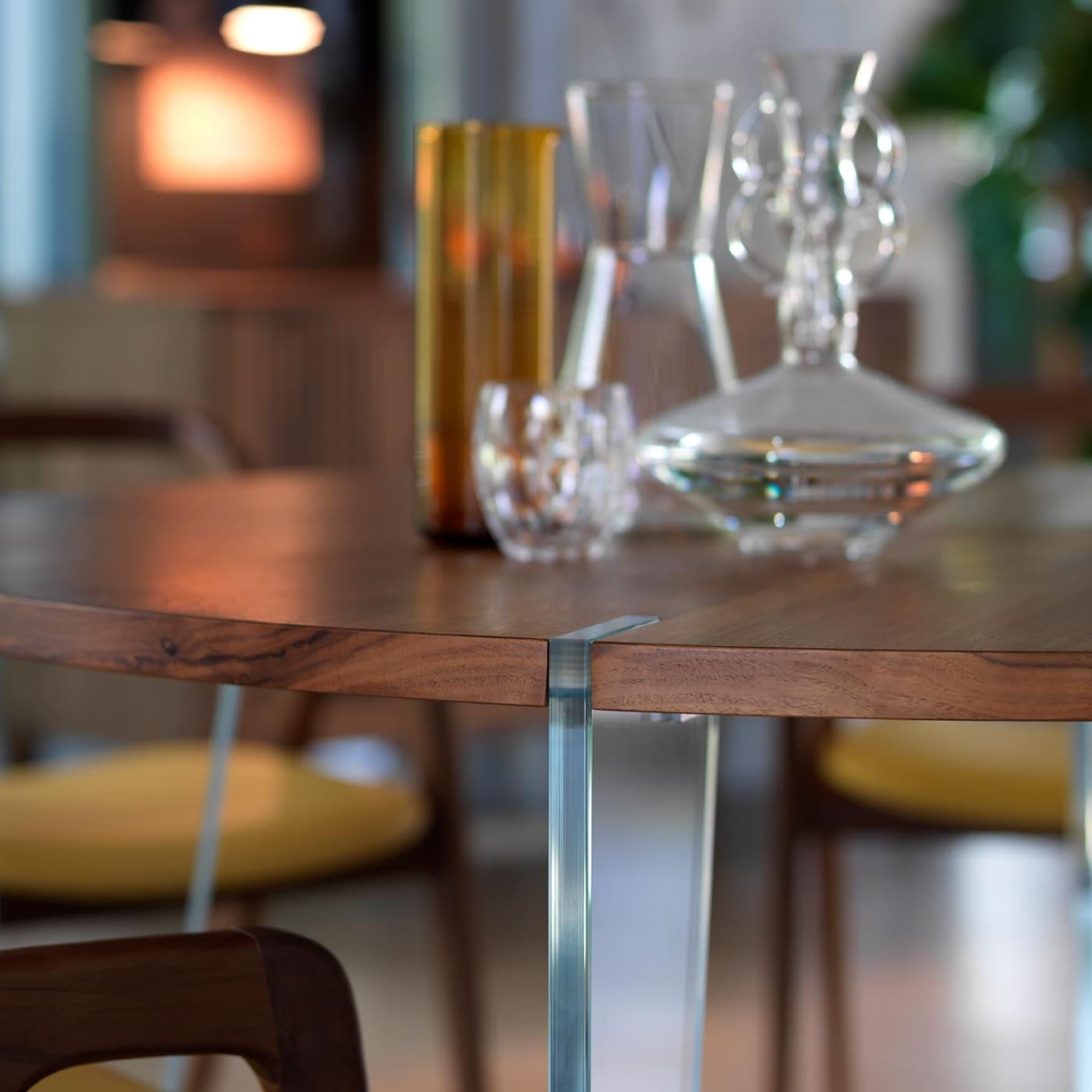 Sospeso Runder brauner Tisch