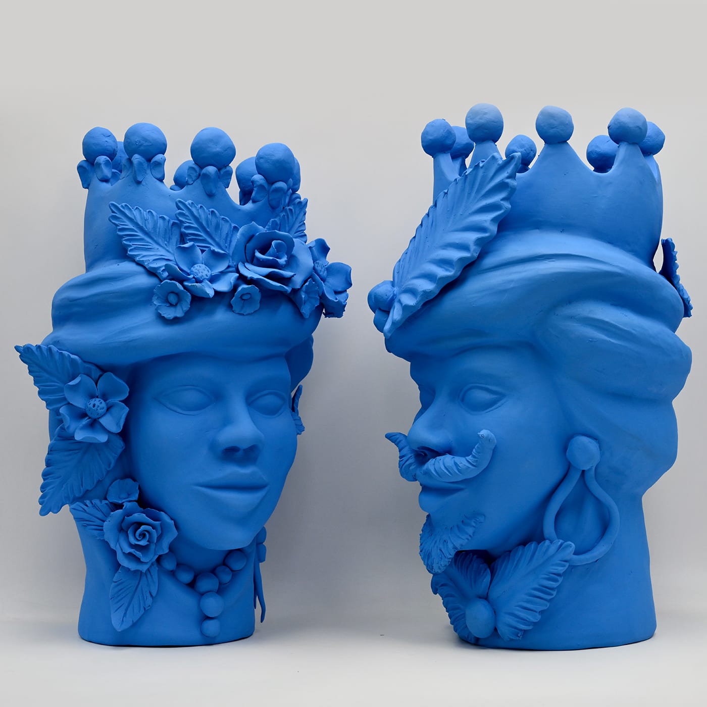 Maure‑Kopf blaue Skulptur
