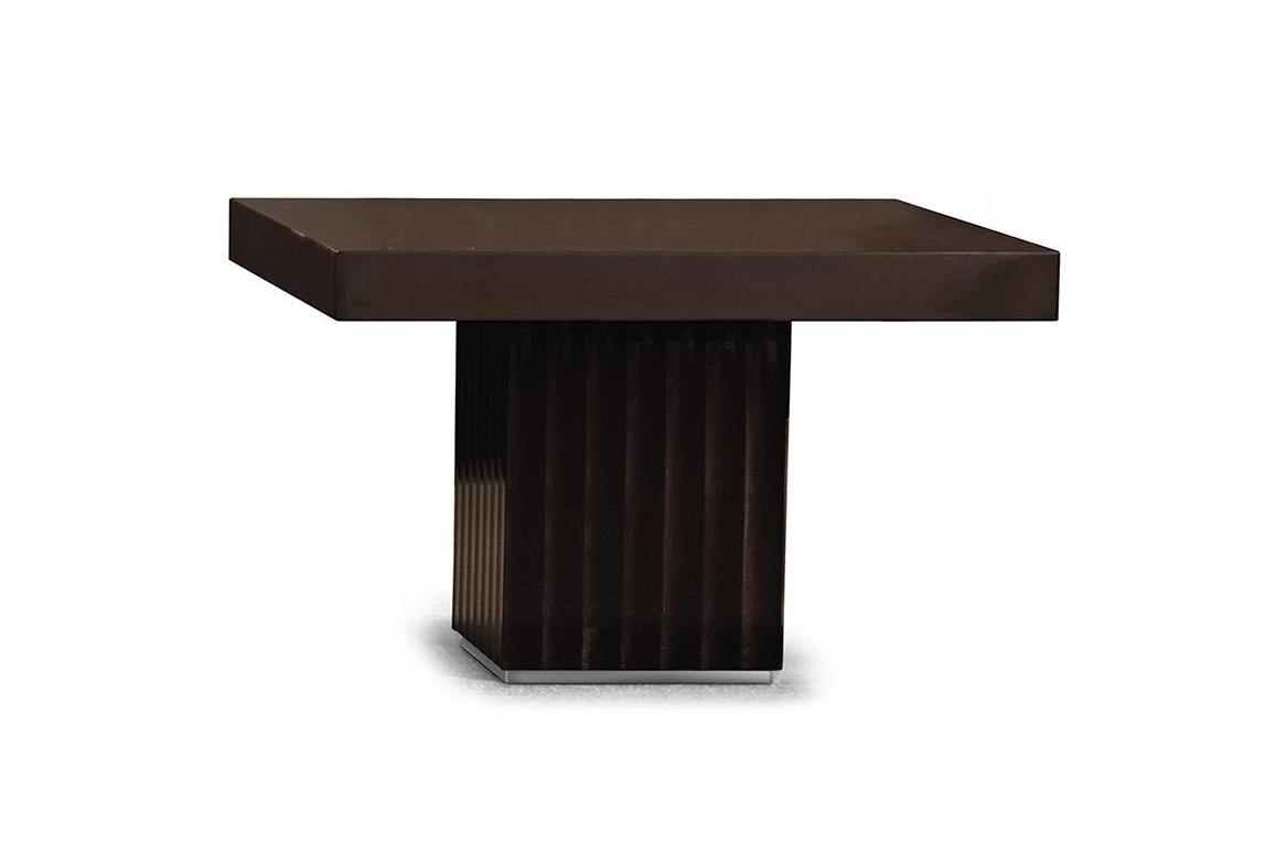 Couchtisch mit feiner Holzplatte und Metallfüßen