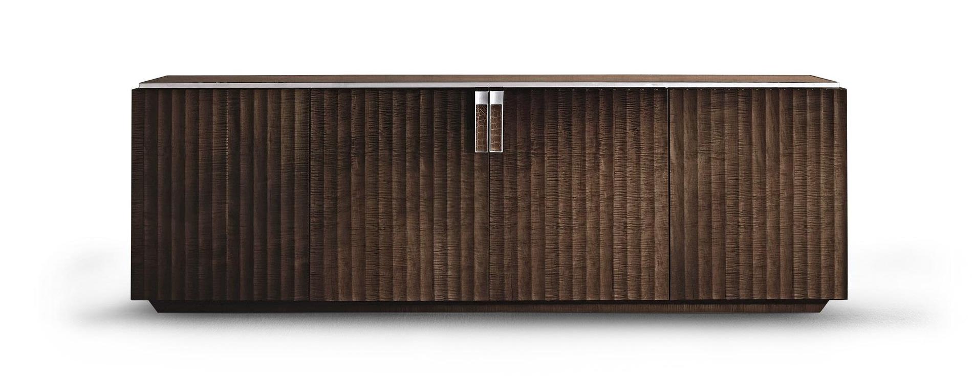 Großes vier­türiges Buffet mit feinem Holz, Leder und Chrom