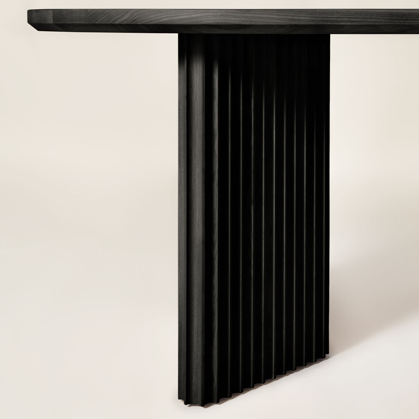 Basalto Schwarzer Esche‑Tisch