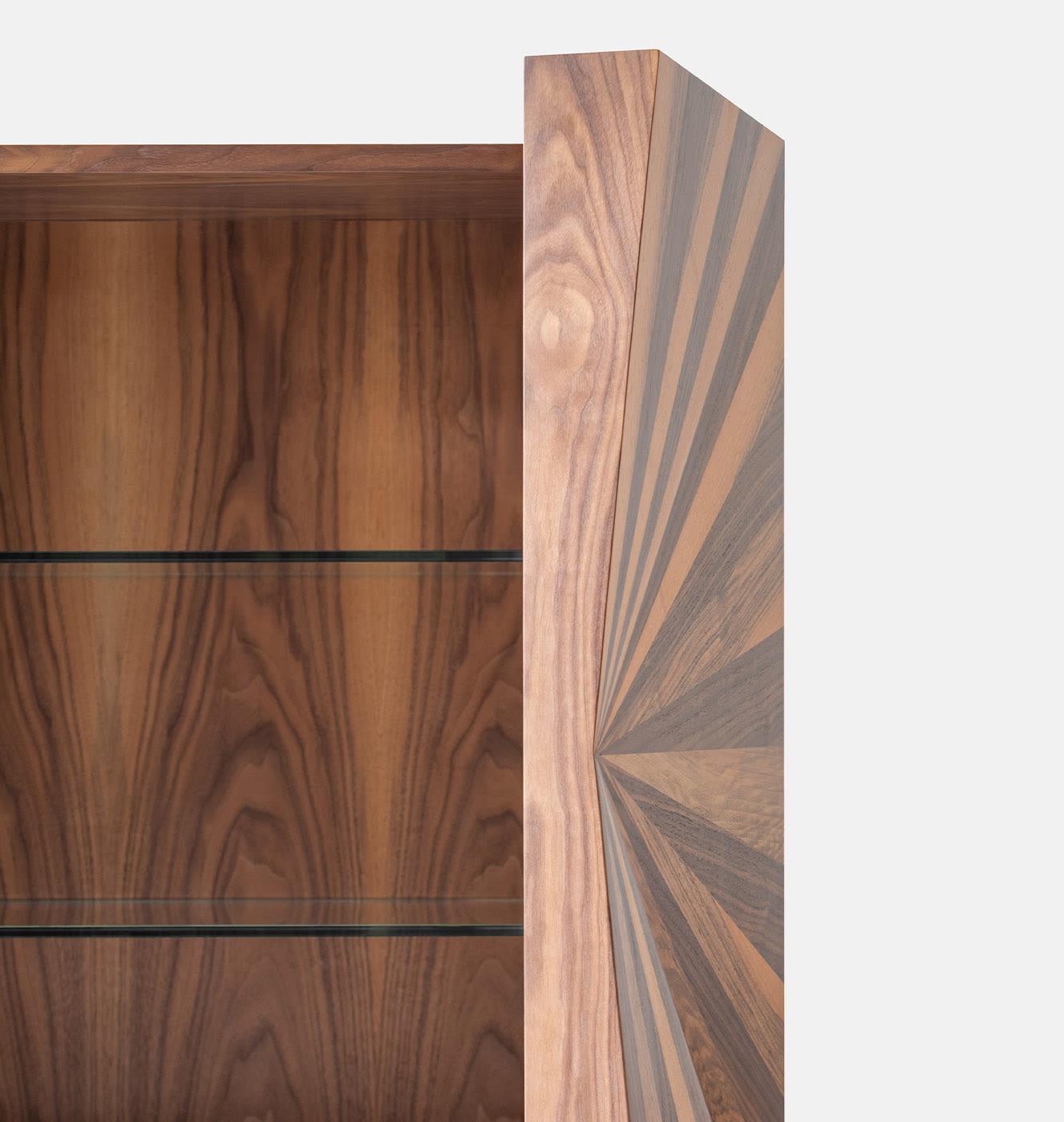 Furnierter Holzschrank