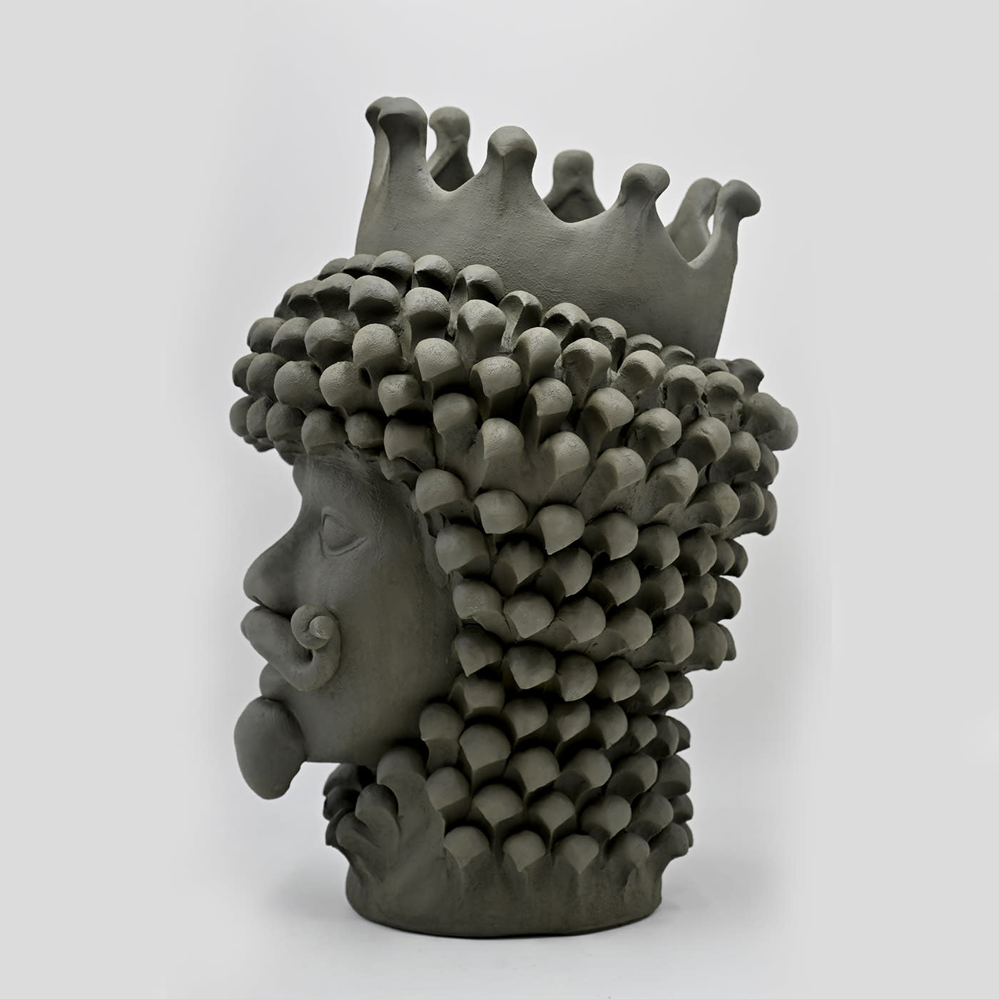 Maure‑Kopf graue Skulptur