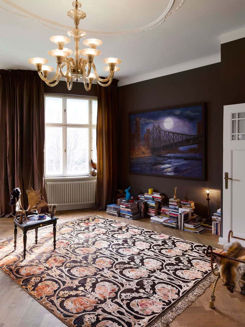 Mary Original auf Tiefviolett Teppich