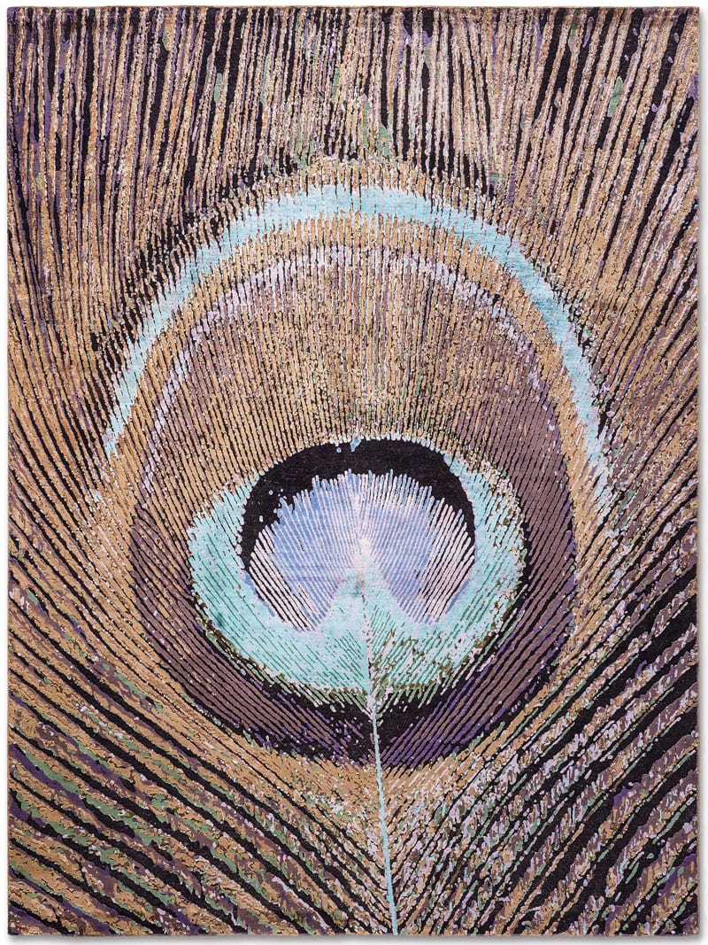 Feathers Mr Big Original auf Tiefviolett Teppich