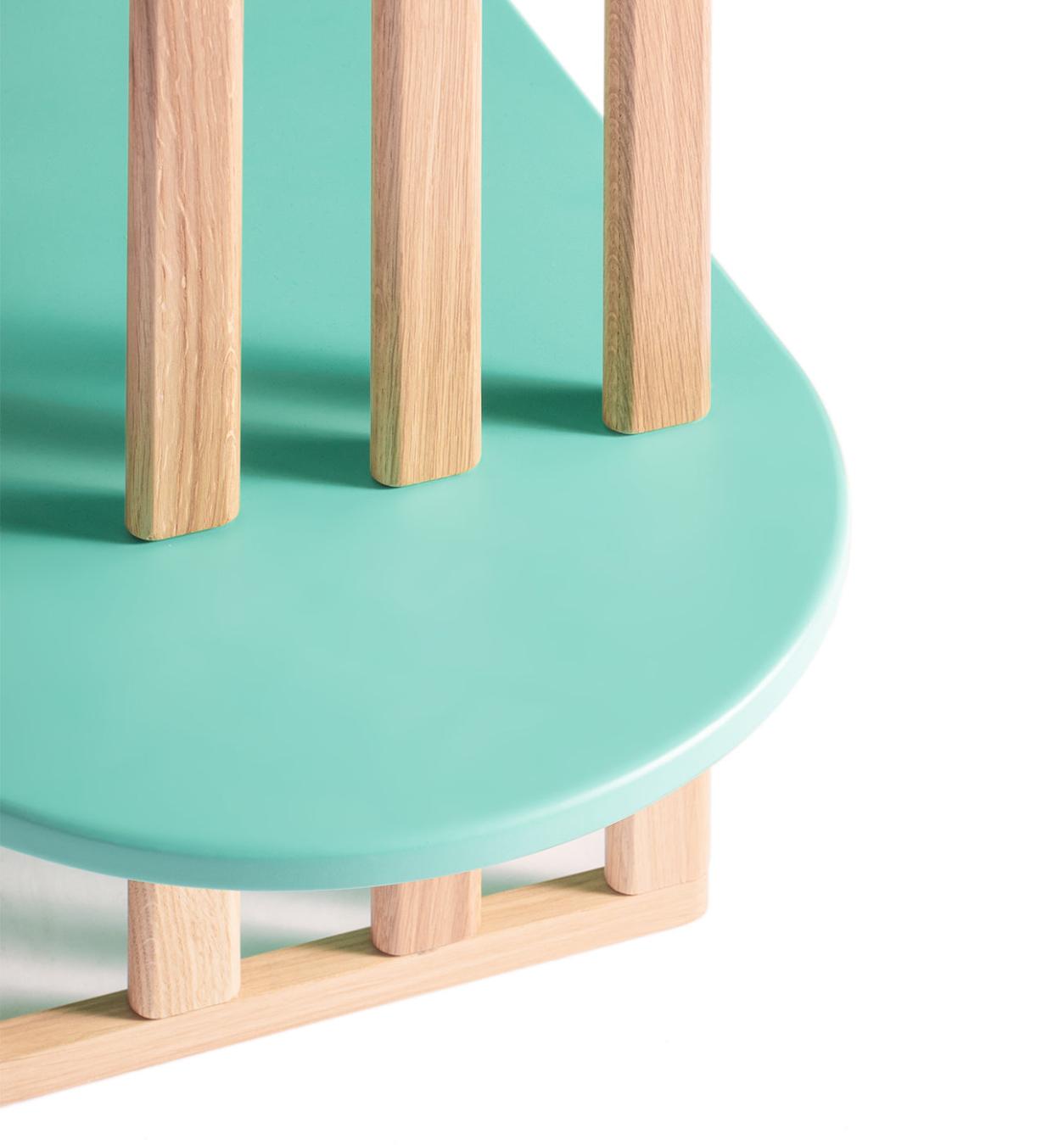 Grünes vierstöckiges Bücherregal