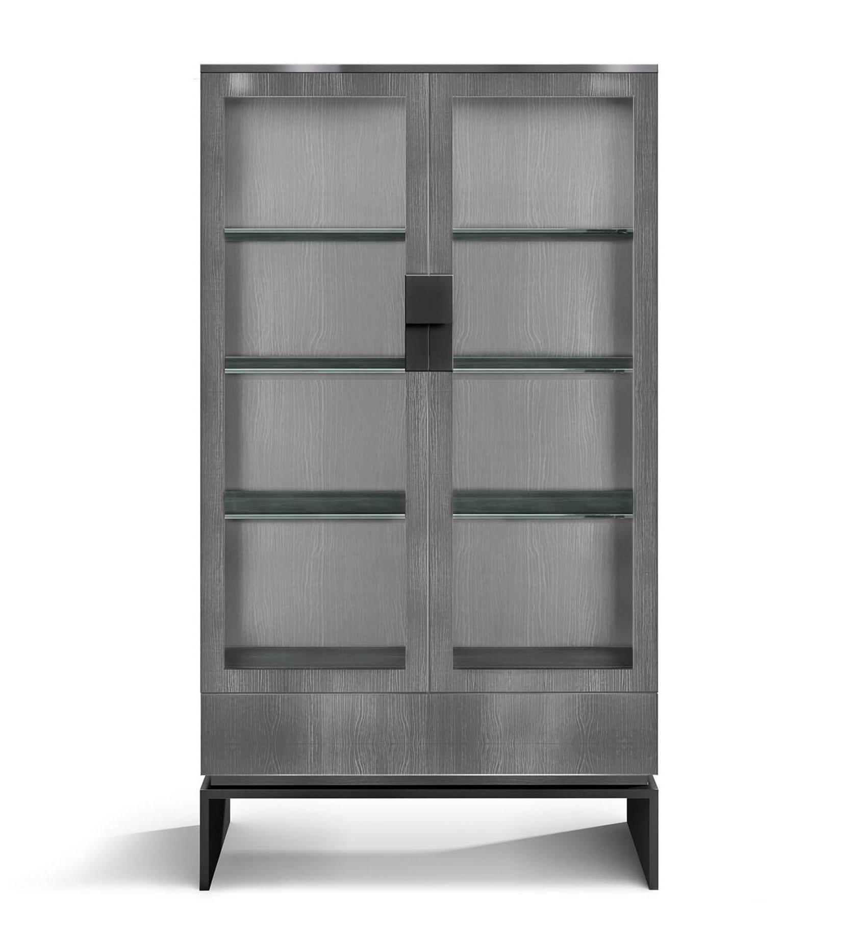 Zedernfurnier‑Vitrine mit Schublade und Metallfußakzenten