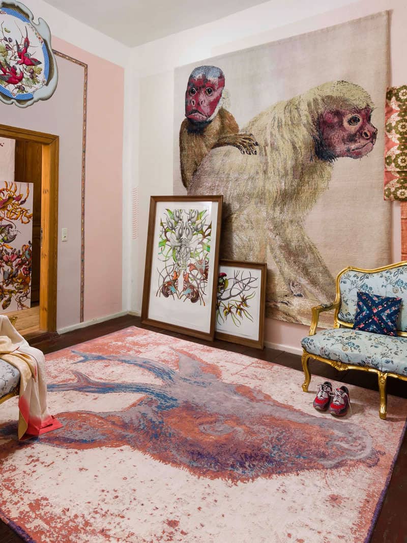 Two Monkeys Original auf Weiß Teppich