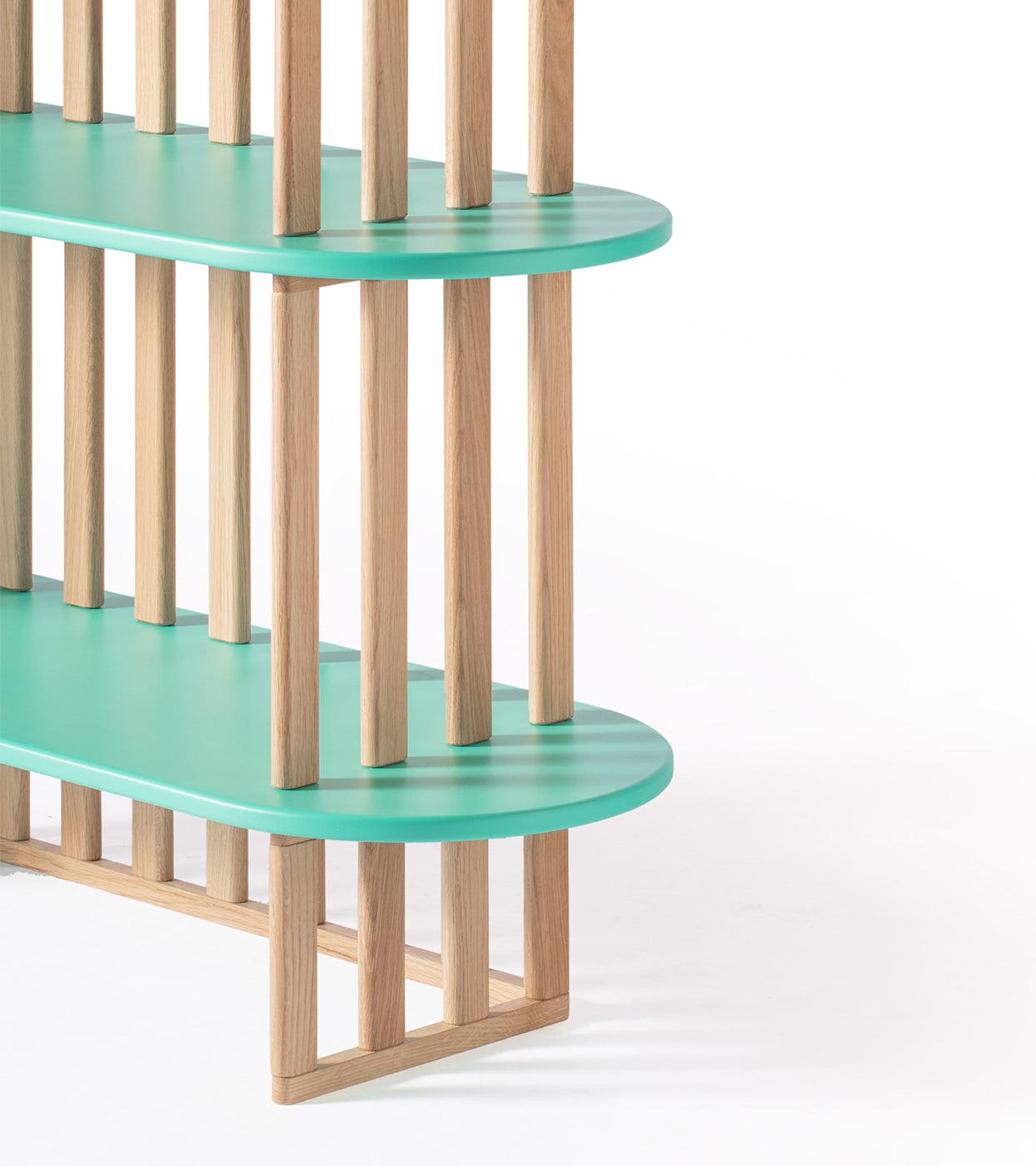 Grünes vierstöckiges Bücherregal