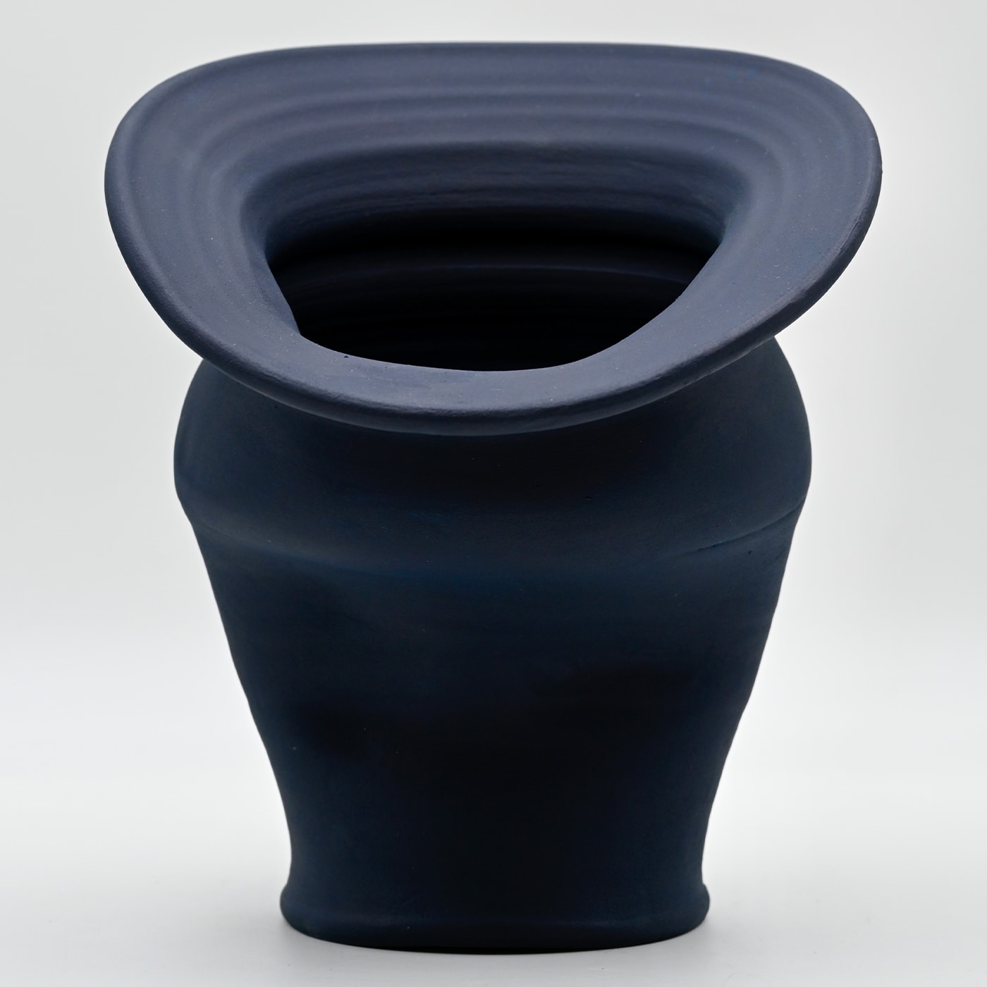 Blaue handgeformte Vase