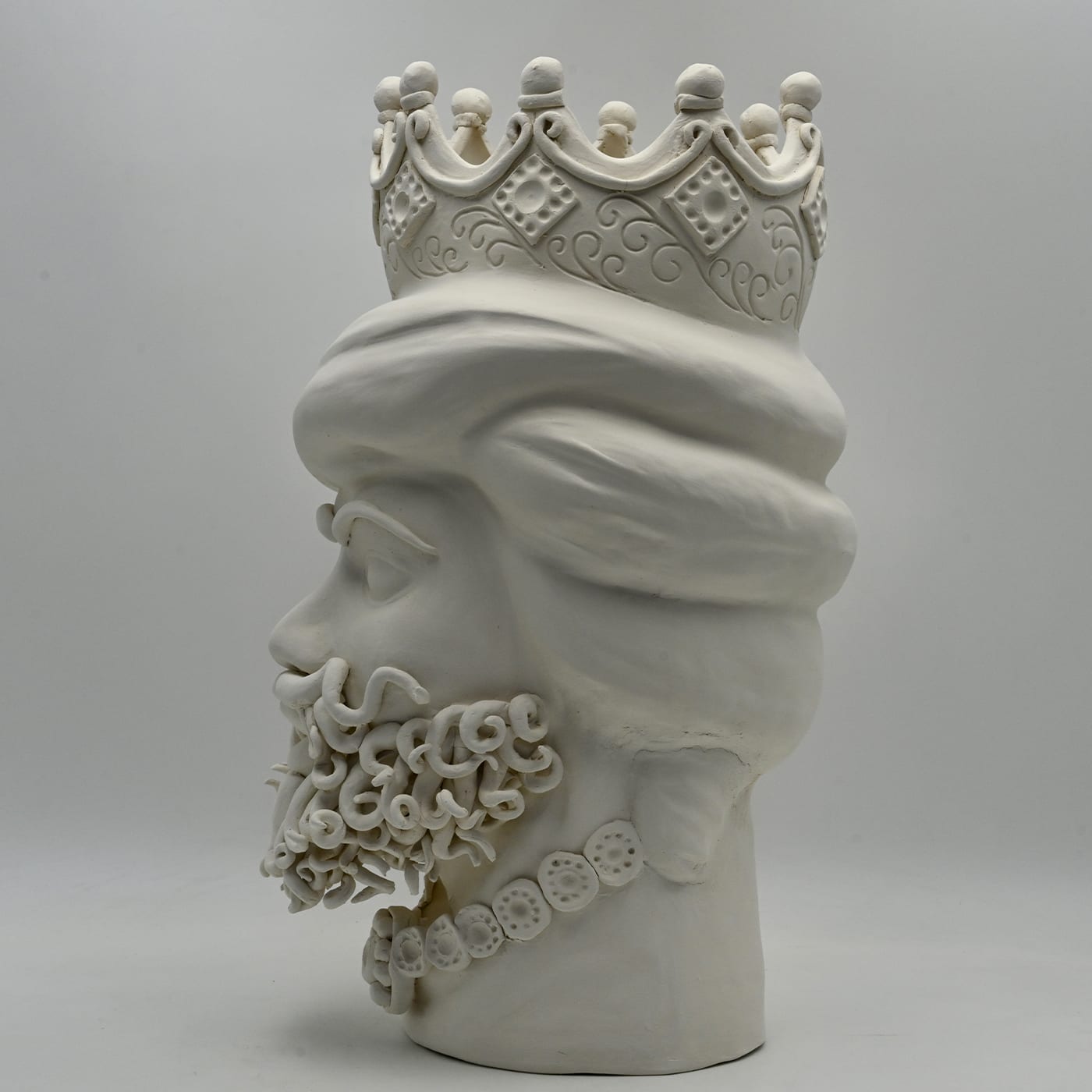 Maure‑Kopf graue Skulptur