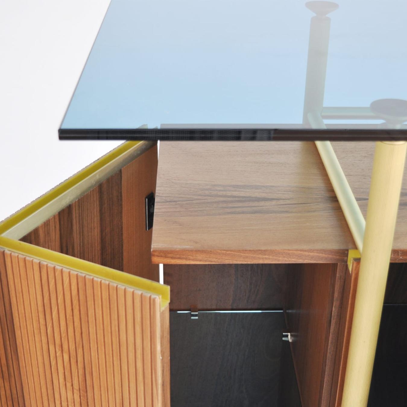 Minimalistischer Holzschrank