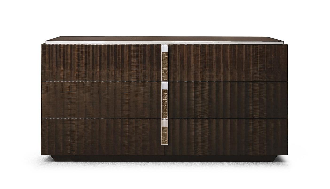 Kommode mit drei Schubladen und feinen Holz‑Leder-Highlights