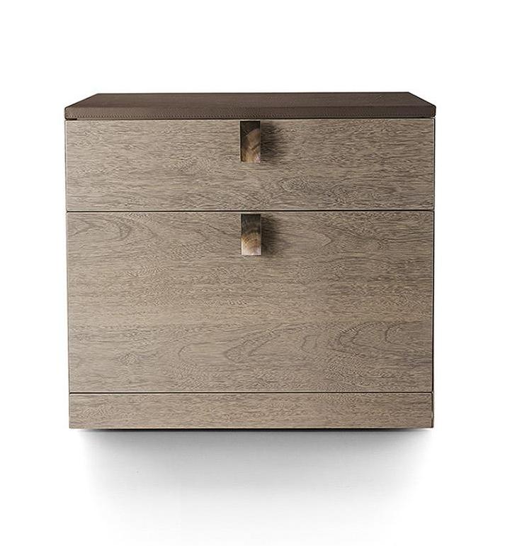 Kleiner Aktenschrank mit Lederplatte