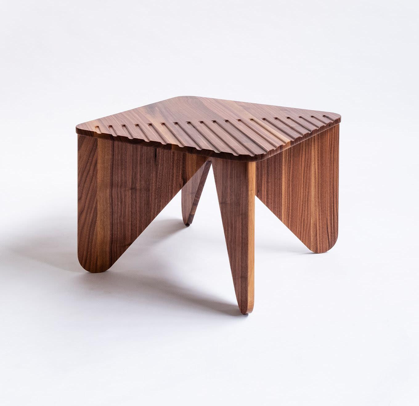 Mittelgroßer niedriger Holztisch